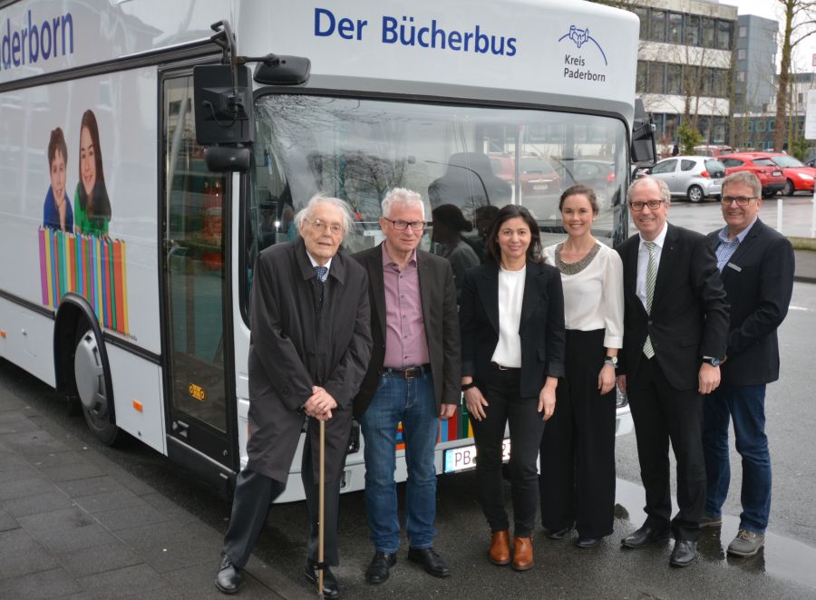 Bücher machen neugierig, und diese Neugier wird zu wissen: (von links nach rechts) Dr. Karl Hopes, 18 Jahre lang Vorsitzender des Fördervereins des Bücherbusses, Friedhelm Hüwel, Vorsitzender des Fördervereins des Bücherbusses,  Hatice Akyün, Julia Ures, Landrat Manfred Müller, Heinz-Josef Struckmeier, stellvertretender Leiter des Paderborner Kreiskulturamtes werben für das Lesen  Bildnachweis: Kulturamt, Kreis Paderborn Bücher machen neugierig, und diese Neugier wird zu wissen: (von links nach rechts) Dr. Karl Hopes, 18 Jahre lang Vorsitzender des Fördervereins des Bücherbusses, Friedhelm Hüwel, Vorsitzender des Fördervereins des Bücherbusses,  Hatice Akyün, Julia Ures, Landrat Manfred Müller, Heinz-Josef Struckmeier, stellvertretender Leiter des Paderborner Kreiskulturamtes werben für das Lesen  Bildnachweis: Kulturamt, Kreis Paderborn
